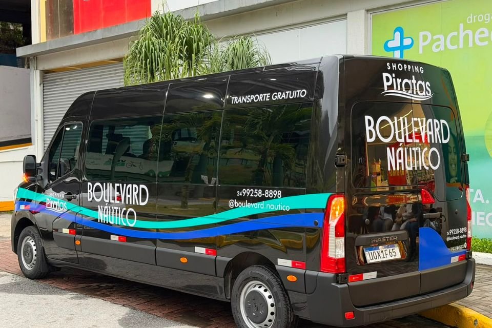 Interior da van com capacidade para até 15 passageiros